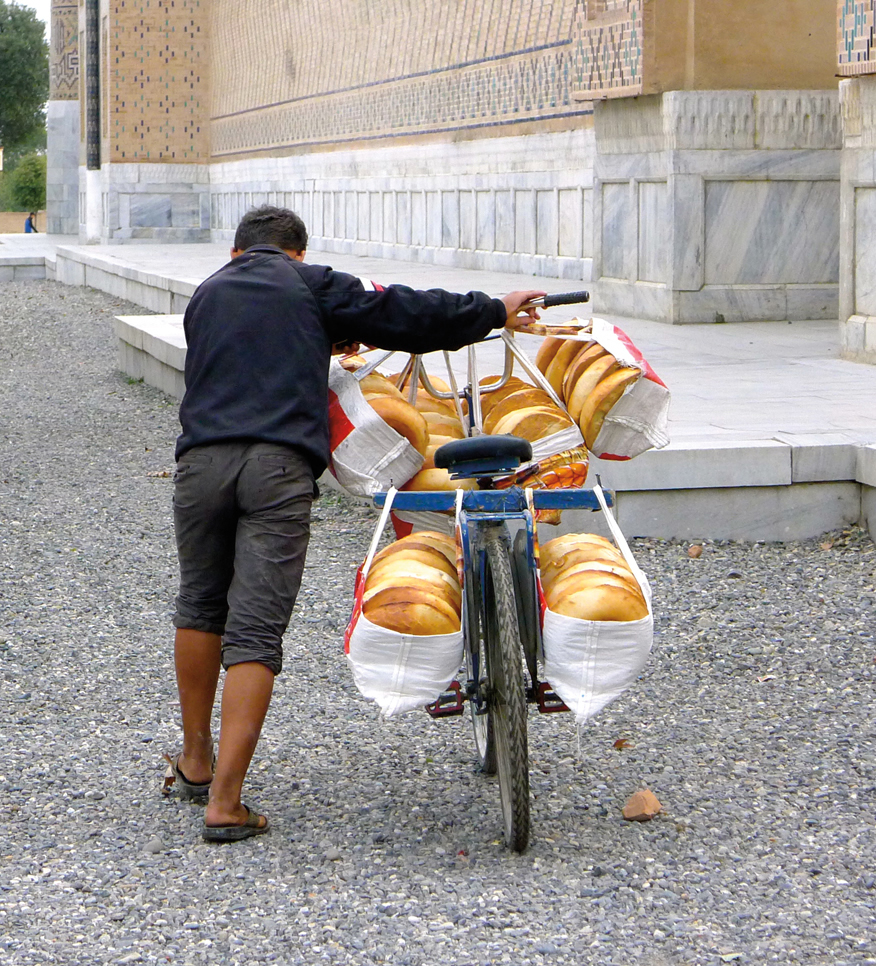 <p>A delivery boy sets off in Samarkand using a bicycle fitted with a customized rack and bags.&nbsp;&nbsp; &nbsp;</p>
