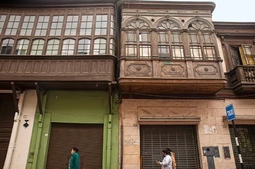 While they share many stylistic elements, few box balconies in Lima are precisely alike. 
