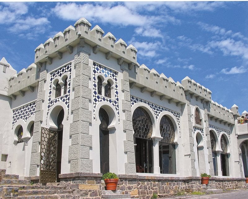 Donated by the Spanish community to Tandil, Argentina, on the occasion of the town’s centennial in 1923, the Castillo Morisco (Moorish Castle) shows horseshoe arches that also reference the Great Mosque at Córdoba, Spain.