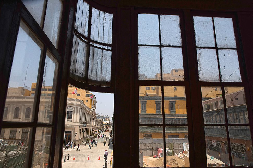 A view from a box balcony on Jirón Conde de Superunda.