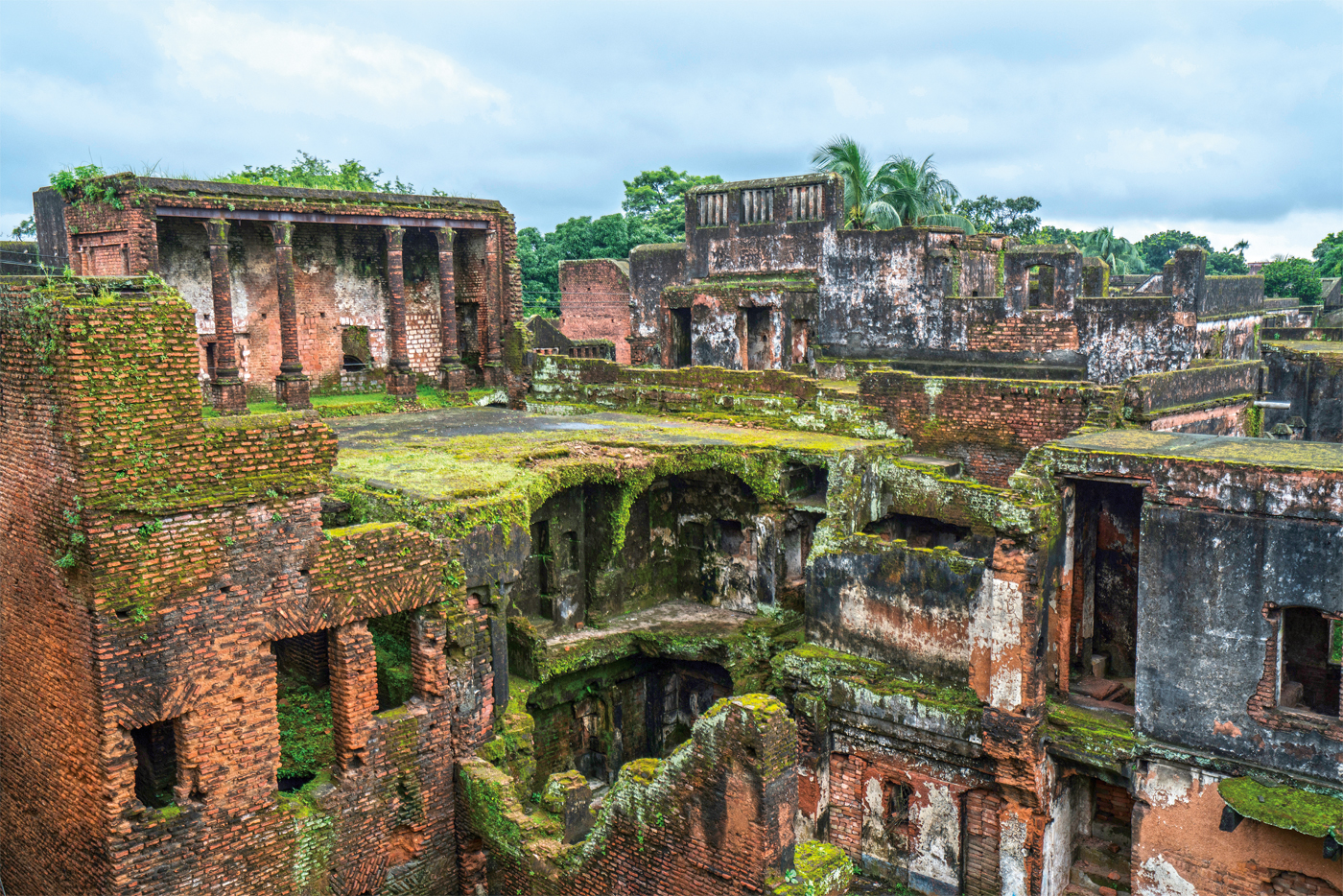 <p>In the Bangla language, a place where muslin was made and sold was called <em>arong</em>, and the largest arong was at Panam Nagar, in&nbsp; Sonargaon, where the East India Company factory was located. It now stands as a reminder of how what was once the cloth of emperors was felled by an industrializing, colonial economy.&nbsp;</p>
