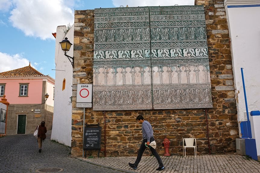 A mural highlights Mértola's Islamic heritage. Its pattern references ceramic jugs from the 11th century similar to the ones shown above.