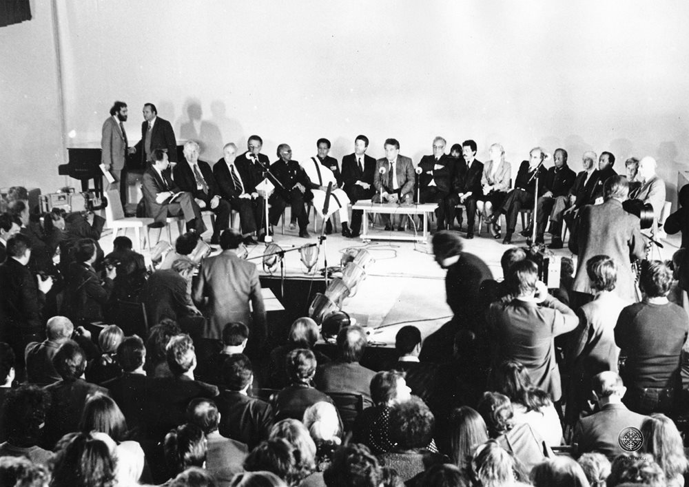 In October 1986 Aitmatov convened 18 influential friends from around the world to meet Soviet Politboro General Secretary Mikhail Gorbachev for what became the Issyk-Kul Forum, during which informal discussions focused on global challenges of ecology, peace and cultural understanding.