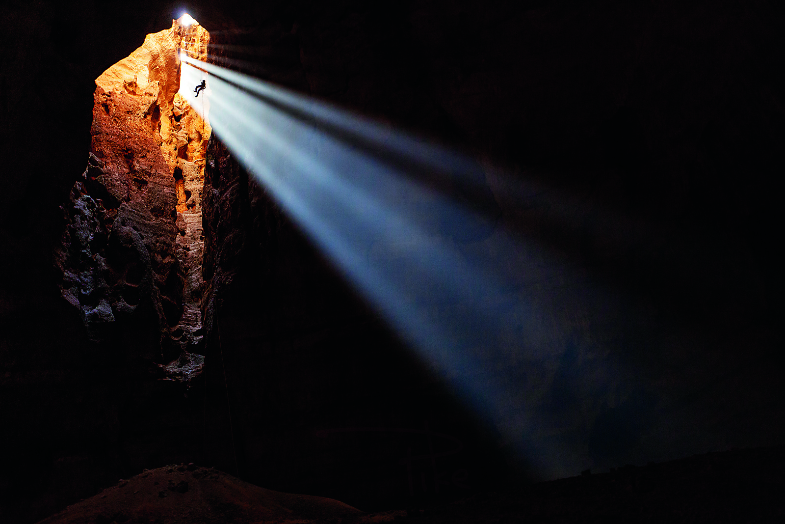 In 2011 moved to the United Arab Emirates. and joined a group of cave explorers. After several weeks of training, we traveled to Oman's Eastern Hajar Mountains, some 150 kilometers south of the capital, Muscat. There, we set out to descend into the Majlis al-Jinn (Den of the Spirits), one of the largest cave chambers in the world. This is not a cave to walk or crawl into: Access IS only from two entrances, both on the ceiling. The floor lies 158 meters below. These entrances were discovered in 1983 by US hydrogeologist W. Don Davison, Jr., who was working for Oman's Public Authority for Water Resources, and his wife, Cherty S. Jones.