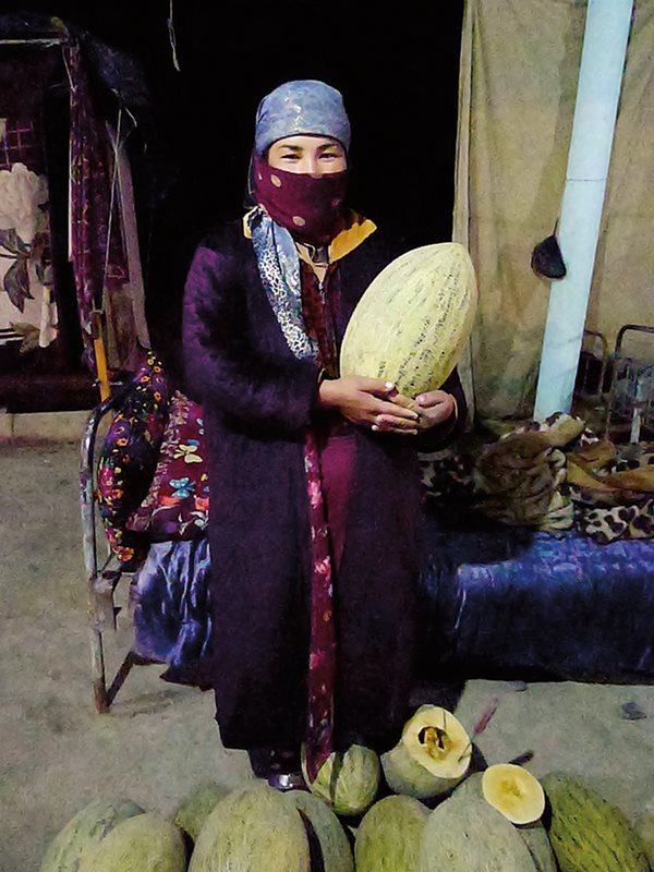 <p>Holding an Ichi-qizil (&quot;red-core&quot;) melon: Of all, it came closest to Ibn Battuta&#39;s description in taste, texture, color and region of origin.</p>

